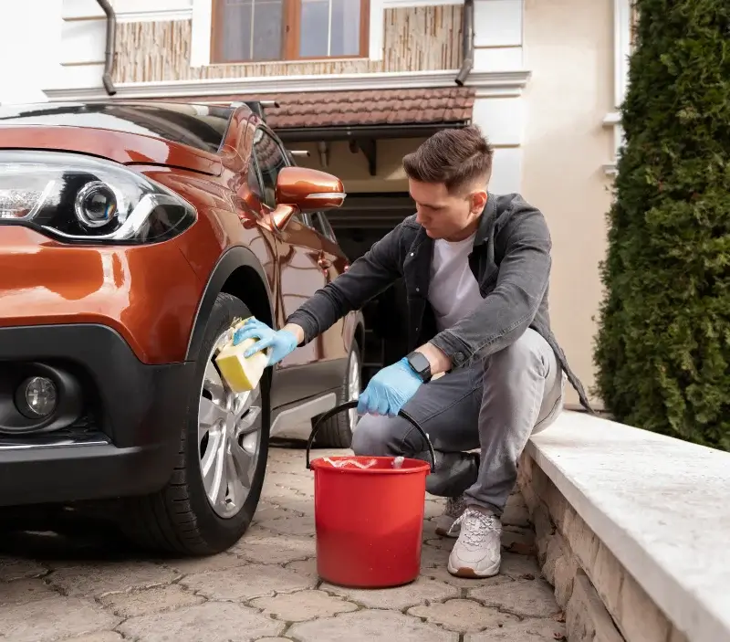 Lavage auto à domicile Bussières-et-Pruns : professionnel intervenant sur un véhicule